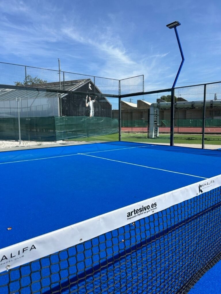 Blue padel court at Khalifa Padel in Córdoba